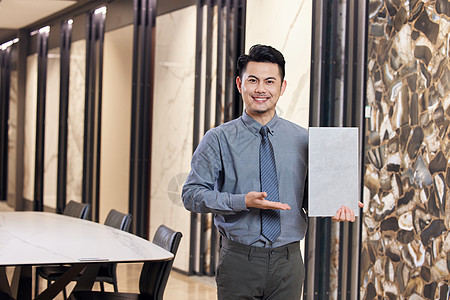 建材店男导购展示手机